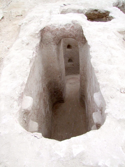 Fotografía de parte de pozos para el agua descubierto entre los restos de un templo de la era ptolemaica dedicado a la diosa Bastet y perteneciente a la reina Berenice, esposa de Ptolomeo III. (EFE)