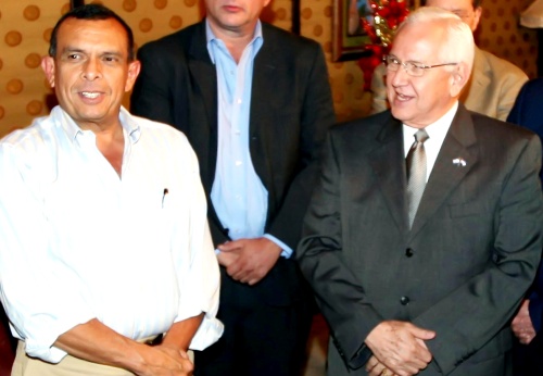 El presidente electo de Honduras, Porfirio Lobo Sosa, quien asumirá el poder el próximo 27 de enero, tendrá un consejo de asesores integrado por ex mandatarios, entre ellos Manuel Zelaya y Roberto Micheletti. (EFE)