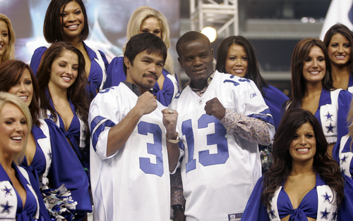 Rodeados por las porristas de Dallas, Manny Pacquiao y Joshua Clottey sonrieron ampliamente en el anuncio de su pelea por el título welter. Presentan pelea de Manny en el Cowboy Stadium