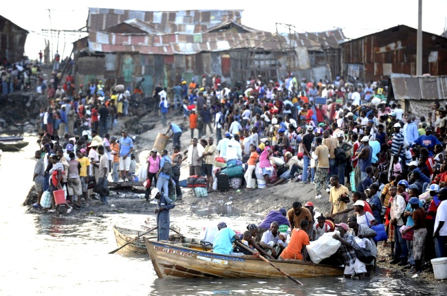 FOTOGRAFÍAS DE EFE Y AP Se van. Una multitud aguarda en el muelle para abordar un bote en Puerto Príncipe, con la esperanza de viajar a la ciudad de Jerimie.