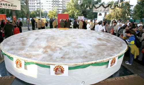 Un repostero de Ciudad Real (centro de España) comenzó hoy a elaborar un pastel de 80 kilos que se repartirá en pequeñas porciones mañana a cambio de donativos destinados a las víctimas del terremoto de Haití.
