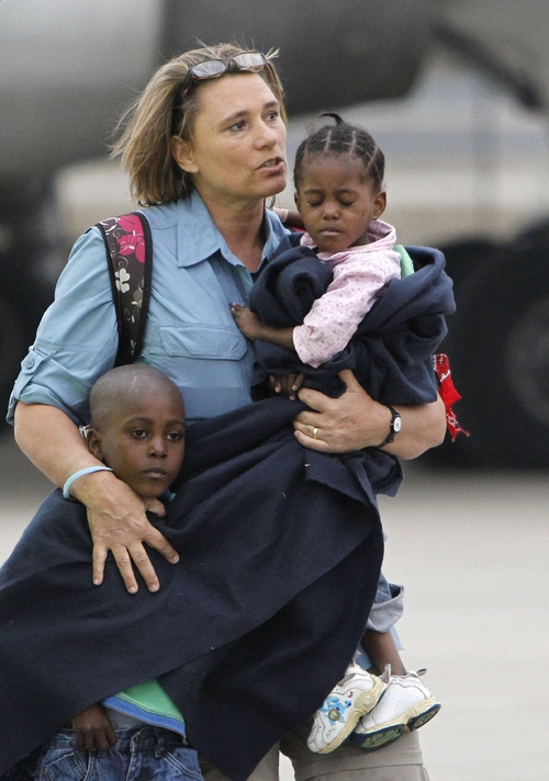 Niños huérfanos llegan a Holanada. Huérfanos haitianos llegan al aeropuerto de Eindhoven, Holanda para ser dados en adopción.