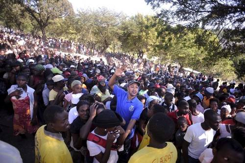 Se amontonan. Miles de haitianos se agolpan en una fila caótica para recibir agua y alimentos de los soldados estadounidenses. 