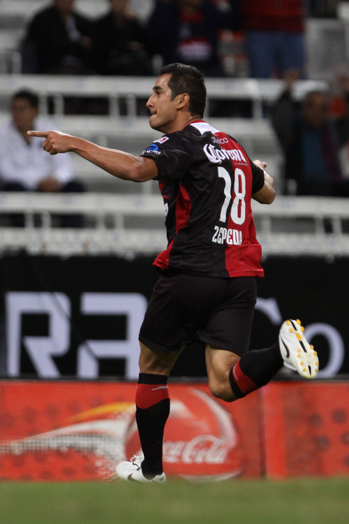 Miguel Zepeda jugó anoche como en sus mejores tiempos y a base de pundonor y entrega anotó los tres goles ante el Monterrey. (Jam Media)