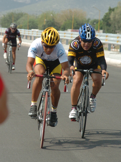 Los ciclistas veteranos de La Laguna celebrarán hoy una carrera recreativa en la carretera Torreón-San Pedro, en la cual podrán participar corredores de diferentes categorías, a partir de las 9:00 horas. (Archivo)