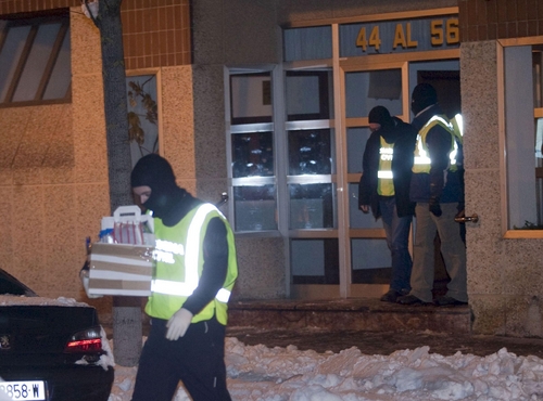 Invesitgación. Agentes de la Guardia Civil registran un piso en la calle Castillo de Quejana de Vitoria, el pasado 10 de enero.  EFE