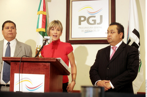 Coopera. Silvia Irabién, 'La Chiva'; acudió ayer a declarar a la PGJDF, para ayudar a identificar al agresor de Salvador Cabañas.  AGENCIA REFORMA 