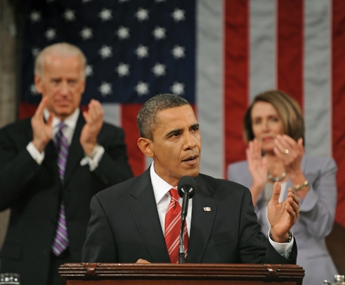 Aplausos. Barack Obama entrega su discurso sobre el Estado de la Unión. Al fondo, el vicepresidente Joe Biden y Nancy Pelosi.