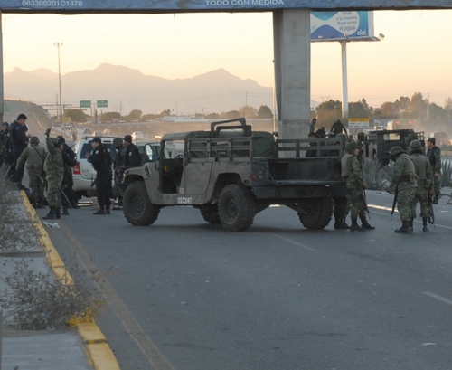 EL SIGLO DE TORREÓN En el Periférico. Militares y federales participaron en un enfrentamiento contra un grupo armado ayer.