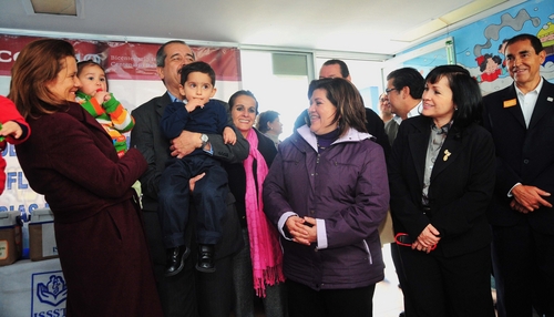 Arranque. El secretario de Salud, José Ángel Córdova, encabezó el arranque de la campaña nacional de vacunación contra Influenza A H1N1 en guarderías, a la que asistió Margarita Zavala de Calderón. 