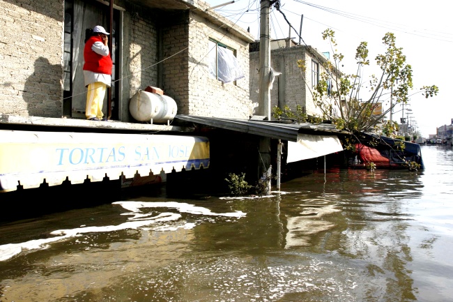 Muhca agua. Habitantes del Valle de Chalco lidian más horas más con las inundaciones ocasionadas por las aguas negras tras el desbordamiento del río La Compañía; así lo dio a conocer director de la Comisión Nacional del Agua (Conagua), José Luis Luege Tamargo.  EL UNIVERSAL