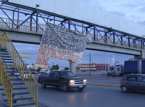 Colgada. Una de las mantas fue localizada en el bulevar Diagonal Reforma, cerca de la avenida Juárez. 