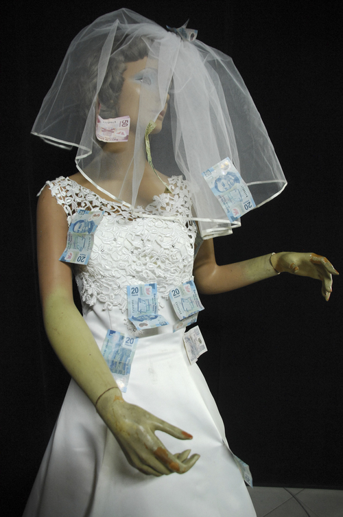Baile del billete. El vestido de novia es un fuerte gasto que debe hacer la pareja que planea casarse. 