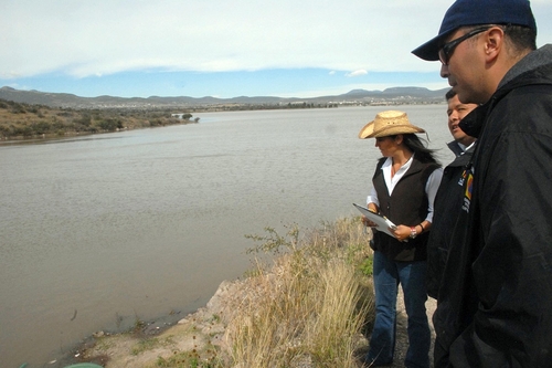 Al tope. Teresa Calzada, titular de Protección Civil en Querétaro, ve  la presa Santa Catarina, que está al 90% de su capacidad.