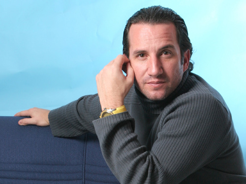 Vuelve a la TV.  El actor Plutarco Haza regresa a la televisión en la nueva serie Las Aparicio, producida por Argos.  EL UNIVERSAL 