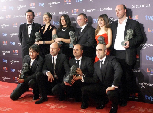 En medio de humor, glamour, sorpresas y efectos especiales, la película Celda 211 ganó el premio Goya a la Mejor Película de 2009, que superó con ocho estatuillas a 'Agora', de Alejandro Amenábar, que tuvo siete. (EFE)
