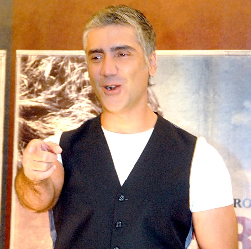 Para el video del nuevo sencillo de Alejandro Fernández, 'Me hace tanto bien', el cantante personificó a un piloto de la serie Nascar México.
