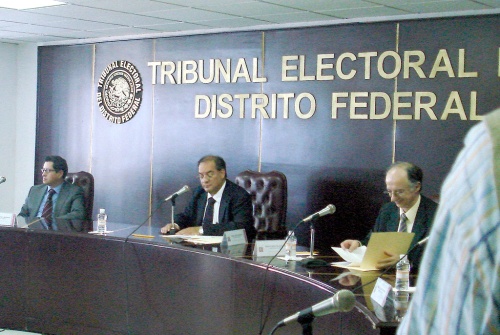 La Contraloría Interna del Tribunal Electoral del Distrito Federal (TEDF) sancionó al magistrado Miguel Covián por falsedad de declaraciones y determinó destituirlo del cargo e inhabilitarlo por tres años.