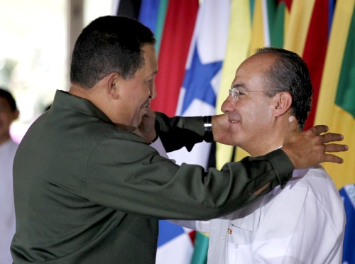 Sonriente, lanzando besos a las cámaras de prensa, Chávez saludó efusivo a Calderón y a su esposa Margarita Zavala. (AP)