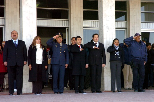 En un acto solemne, el alcalde Eduardo Olmos Castro encabezó en la explanada de la Presidencia Municipal, la ceremonia de incineración de la bandera monumental, a la cual se le rindieron, por última vez, los honores correspondientes. (El Siglo de Torreón)
