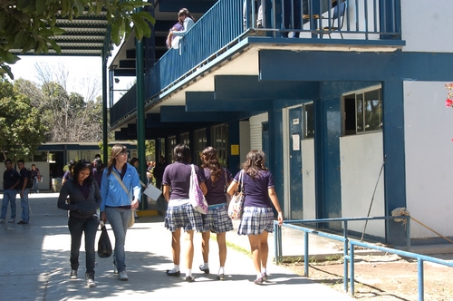 Difícil situación. Muchos padres de familia han optado por enviar a sus hijos a escuelas públicas por la crisis.