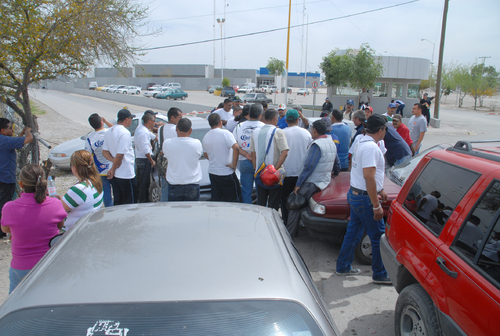 Presión. Por segundo día más de 400 policías preventivos se mantuvieron en paro para exigir la renuncia de Carlos Bibiano Villa.  EL SIGLO DE TORREÓN