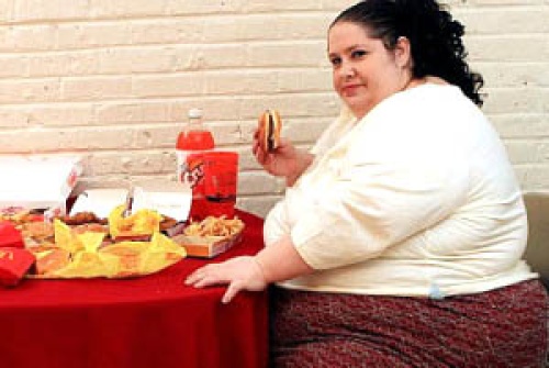 La mujer que es talla  XXXXXXXL, destacó que semanalmente pude llegar a gastar en comida la cantidad de 960 dólares, dinero que obtiene gracias a las personas que entran a su página de Internet, quienes disfrutan verla mientras degusta sus alimentos.