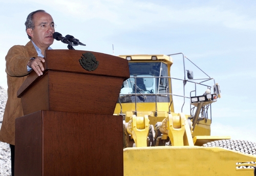 Defensa. En el marco de su gira por Zacatecas, el presidente Felipe Calderón defendió la reforma laboral enviada al Congreso.  NOTIMEX