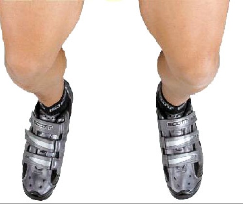 El uso de calzado con suela flexible, como los zapatos llamados sneakers (zapato deportivo) y flip-flop (sandalias) es un buen tratamiento para la osteoartritis en rodillas.