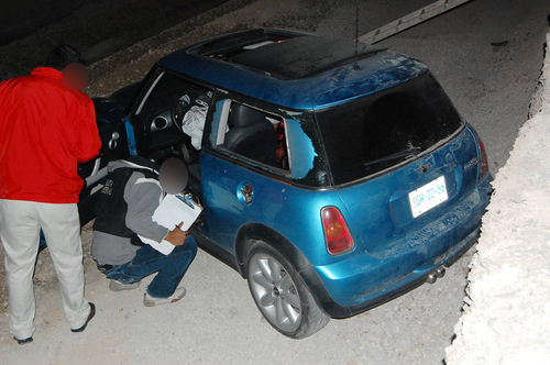 Víctimas.  Falleció el conductor del auto Mini Cooper azul, que fue baleado por sujetos desconocidos en el periférico Raúl López Sánchez, casi frente a la Policía Federal.  EL SIGLO DE TORREÓN