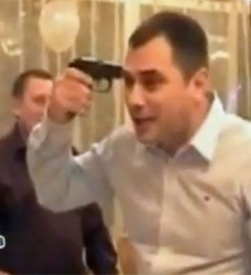 Un invitado a una boda en Rusia se disparó en la cabeza una bala de goma, cuando jugaba a la ruleta rusa, según un video transmitido por la televisión de ese país.
