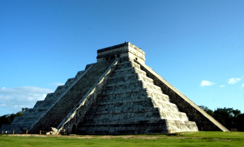 El gobierno de Yucatán adquirió los terrenos que ocupa la zona arqueológica de Chichén Itzá, en un acuerdo histórico realizado a través del Patronato Cultur, por medio del cual acordó pagar 220 millones de pesos a su hasta hoy propietario, Hans Jürgen Thiens Barbachano. 