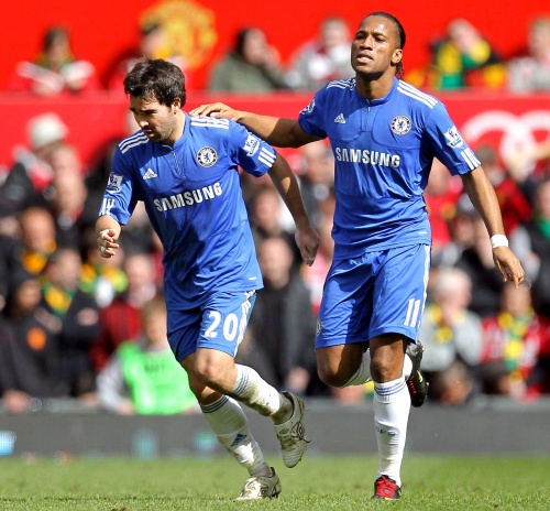 Con un discutido gol de Didier Drogba, Chelsea superó el sábado 2-1 a Manchester United para arrebatarle la punta en la Liga Premier, en su primera victoria en Old Trafford en cinco años. (EFE)