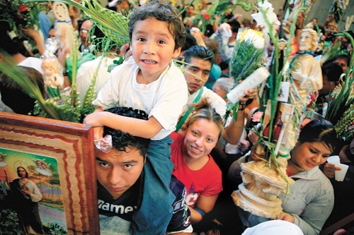 Fieles. Desde pequeños, los mexicanos comienzan a demostrar su devoción por San Judas Tadeo.