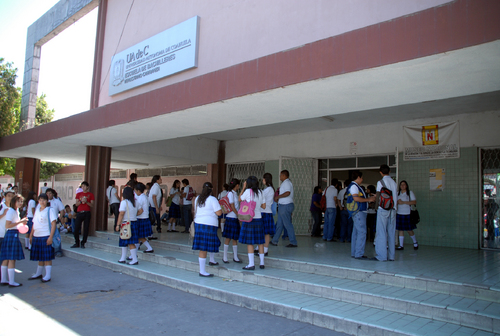 Servicio. Los alumnos que están por concluir la preparatoria deben cumplir con 100 horas de servicio comunitario.  EL SIGLO DE TORREÓN / ARCHIVO