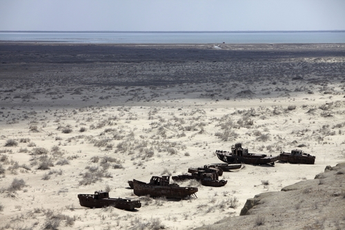 Mar seco. La evaporación del mar ha dejado barcos encallados y ahora los mantos de arena con alto contenido de sal ocasionan problemas de salud a los residentes locales.  AP