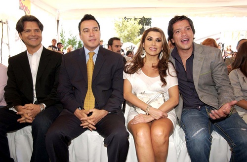 Fiesta. Ariel López Padilla, Alberto Santin, Dulce y Yahir, estuvieron ayer en la misa ofrecida por el arranque de Quiéreme Tonto.  NOTIMEX 