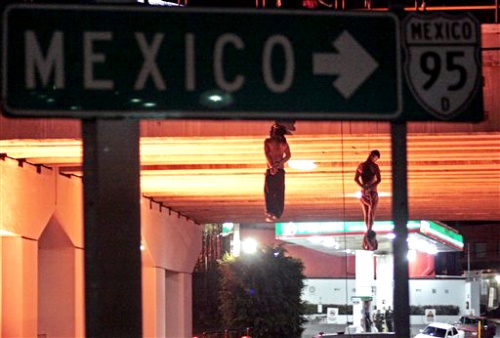  Desconocidos asesinaron y colgaron de un puente vehicular a dos hombres en la capital del estado central de Morelos, en un hecho presuntamente vinculado con el narcotráfico. (AP)