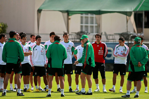 Con gran entusiasmo, tras una semana en la que provocó euforia la contratación del 'Chicharito' Hernández con el Manchester United, el Tri inicia su concentración definitiva rumbo a Sudáfrica 2010. 