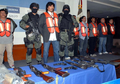 “El Indio”, líder de una célula del narcotráfico, fue detenido ayer junto con sus cómplices y presentado hoy a los medios. 