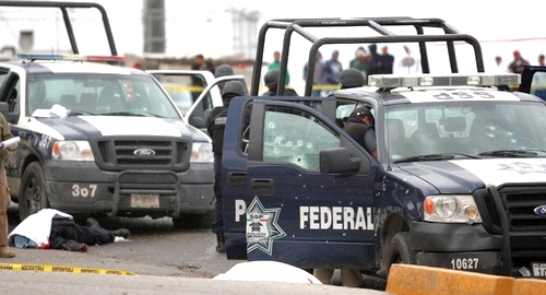 Ataque. Una patrulla de la Policía Federal que fue atacada por un grupo armado, en una calle de Ciudad Juárez. Seis policías murieron y también un civil de 17 años. 