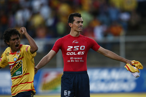 Jared Borgetti anotó ayer su gol 250, lo que significó el empate para los Monarcas y su pase a la liguilla del futbol mexicano. (Jam Media)