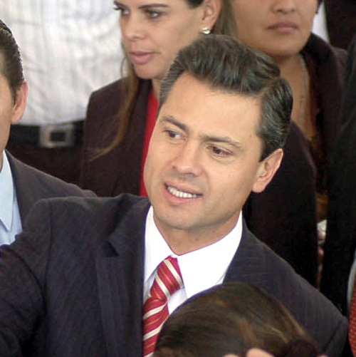 El gobernador del Estado de México, Enrique Peña Nieto, opinó hoy aquí que la estrategia antidrogas del gobierno mexicano ha tenido 'aciertos importantes', aunque requiere una redefinición para reforzarla, sin incluir una negociación con el narco ni legalización de drogas.