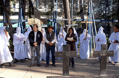 Contra. Militantes del PRD del DF se manifestaron en la embajada de EU en rechazo a la Ley Arizona.  NOTIMEX