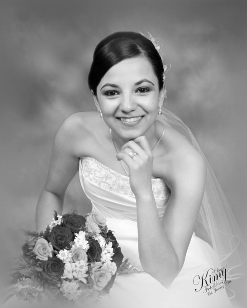 Ing. Rebeca Márquez García posa radiante para una fotografía de estudio el día de su boda con el Ing. Fernando Sánchez Hernández.- Digital Kimy Fotofilms