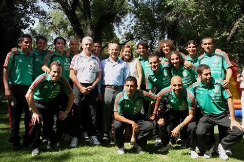 Ayer el presidente Felipe Calderón y su esposa Margarita Zavala, fueron anfitriones de los jugadores de la Selección Nacional, así como de sus familias. (El Universal)