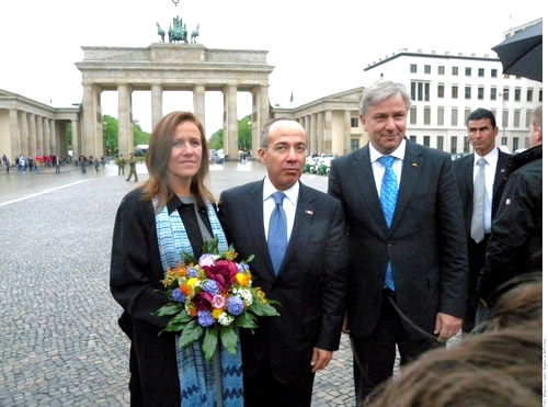 Visita la Puerta de Brandenburgo. El presidente Felipe Calderón y su esposa caminaron por la Plaza París de Berlín y posaron para los fotógrafos frente a la Puerta de Brandenburgo, junto al alcalde Berlín, Klaus Wowerit.  AGENCIA REFORMA