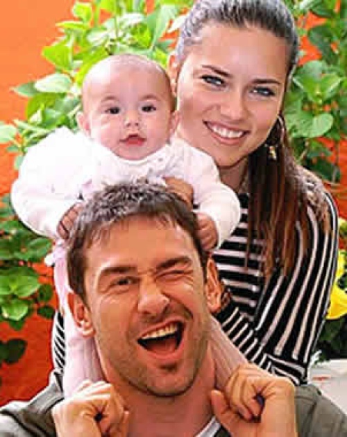 Hace medio año la modelo brasileña Adriana Lima debutó como mamá y recientemente posó con su hija, Valentina. (Imagen tomada de justjared.buzznet.com)
