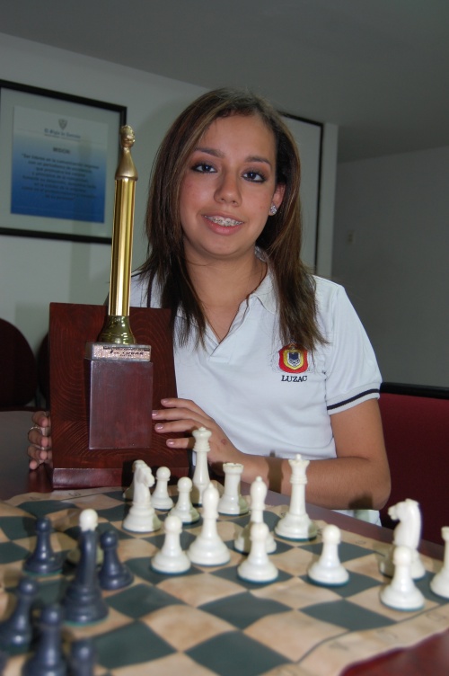 Martha Janeth González Villalba muestra orgullosa el trofeo conquistado. Ajedrecista lagunera gana en Interprepas 