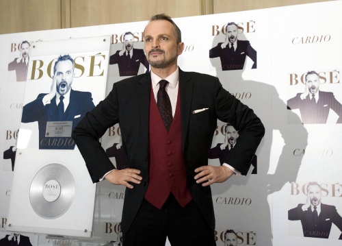 El cantautor español Miguel Bosé actuará el próximo 22 de mayo en una cena a beneficio de la fundación En Nuestras Manos, bajo la conducción de Rebecca de Alba, que se realizará en la ciudad de Monterrey, Nuevo León.